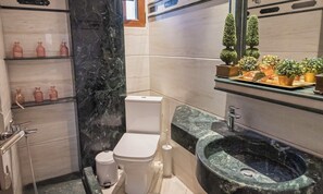 Dusche, Haartrockner, Bidet, Handtücher