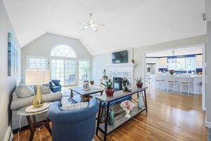 Smart-TV, Kamin, Tischfußball, Tischtennisplatte