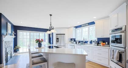 Luxury Retreat. Grand Cape Cod Estate w/Hot Tub