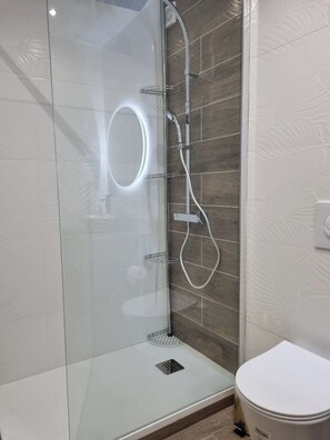Douche, séchoir à cheveux, serviettes fournies, savon