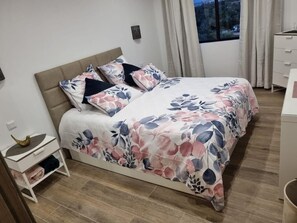 1 habitación, tabla de planchar con plancha, cuna de viaje y wifi