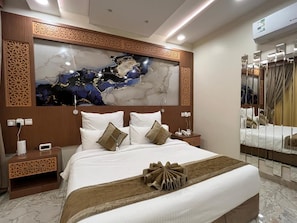 In-room safe, desk, laptop workspace, blackout curtains - Taj Al Eiman Hotel (Madinah)