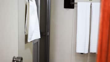 Habitación triple | Baño | Regadera, secadora de cabello, toallas, jabón