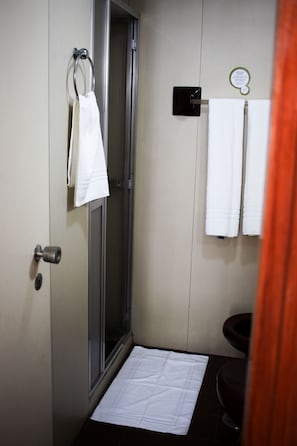 Triple Room | Bathroom | Shower, hair dryer, towels, soap - Letto Business (Porto Alegre)