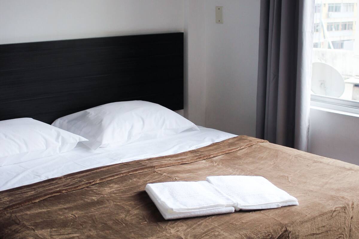 Chambre avec lits jumeaux | Espace de travail pour ordinateurs portables, accès au Wi-Fi (inclus)