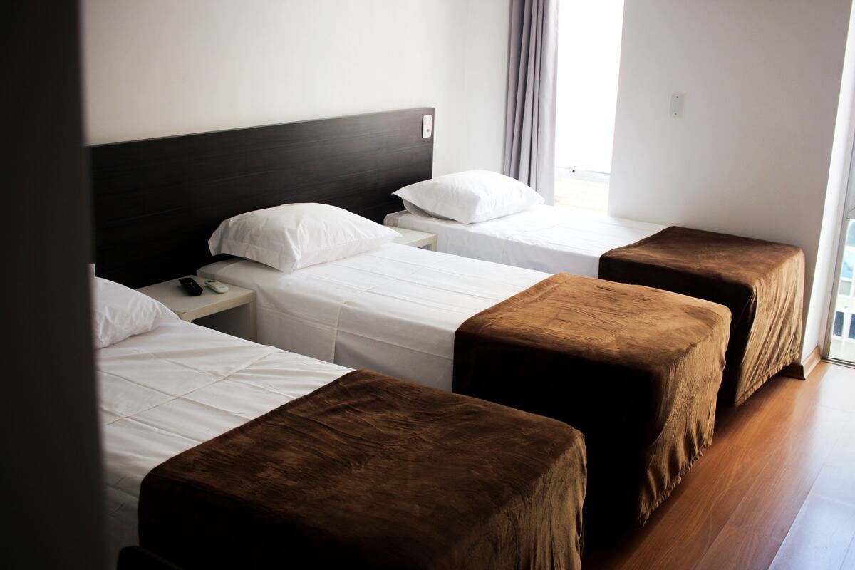 Chambre triple | Espace de travail pour ordinateurs portables, accès au Wi-Fi (inclus)