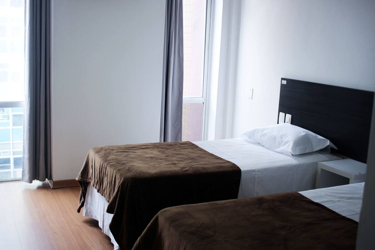 Chambre classique avec lits jumeaux, non-fumeur, climatisation | Espace de travail pour ordinateurs portables, accès au Wi-Fi (inclus)