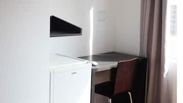 Triple Room | Laptop workspace, free WiFi