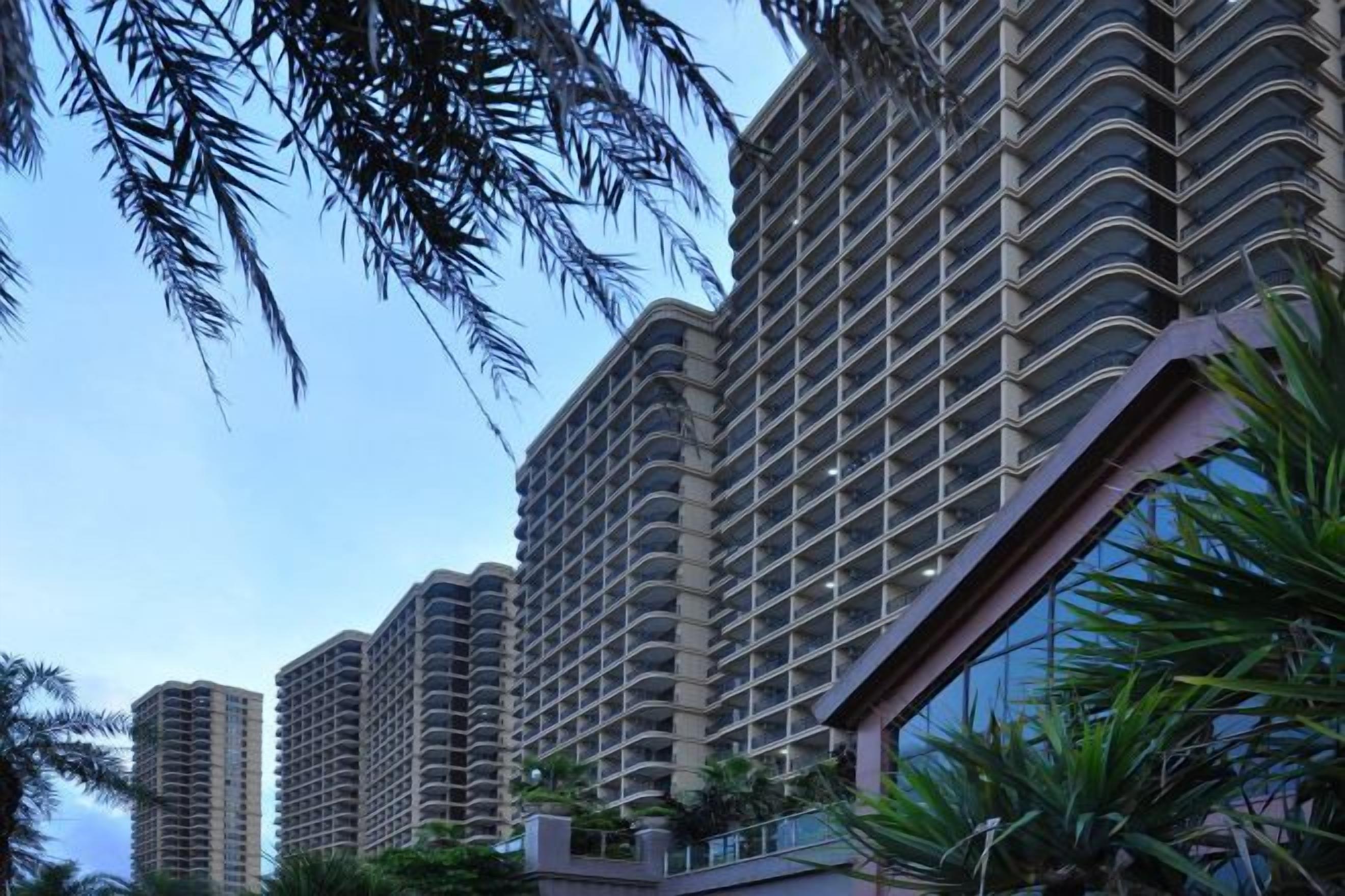 Un hotel moderno de gran altura, con varios balcones y un diseño arquitectónico contemporáneo.