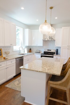 Mikroaaltouuni, liesi, astianpesukone