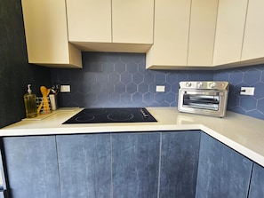 Fridge, microwave, oven, coffee/tea maker