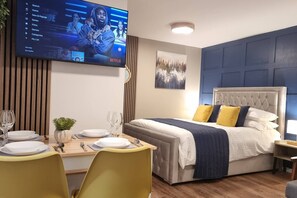 Een strijkplank/strijkijzer, wifi, beddengoed