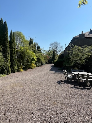 Outdoor dining - The Gortnagros - Charming 1-bedroom apartment at The Courtyard Mallow (Eden Hill)