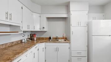 Een oven, een kookplaat, een vaatwasser