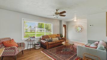 Een smart-tv en een open haard