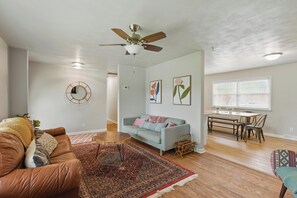 Smart TV, fireplace - The Winner’s Circle - Pool, Hot Tub, Next to Harrah’s Casino (Anderson)