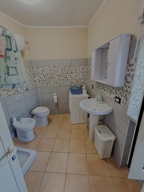 อพาร์ทเมนท์, ระเบียง, วิวภูเขา | ห้องน้ำ