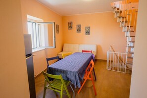 Apartment, Balkon, Bergblick | Wohnbereich