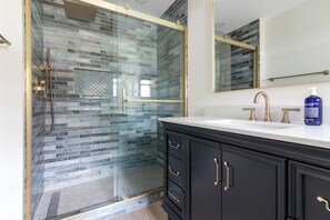 Douche, sèche-cheveux, serviettes fournies, savon