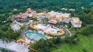 An aerial view of a hotel with multiple buildings, a central courtyard, and a swimming pool. - Chaozhou Taian Tang Ruiting Western Suburb Hot Spring Hotel (Chaozhou)