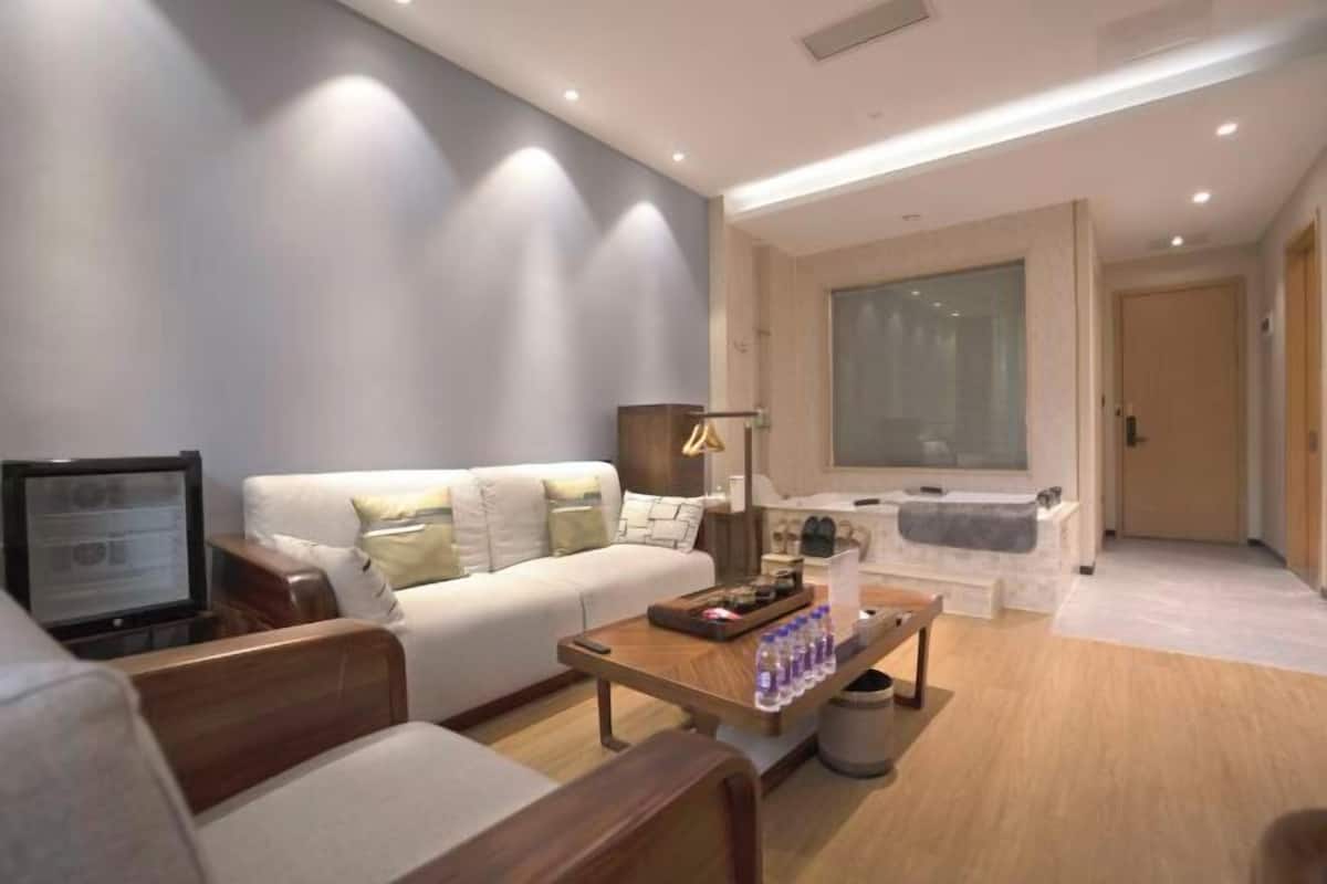 Uma sala de estar moderna com um sofá, mesa de centro e televisão.