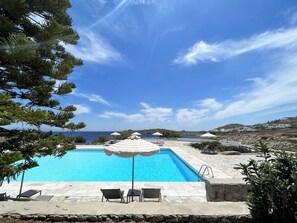 시즌별로 운영되는 야외 수영장