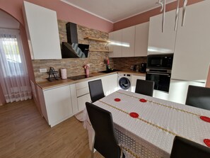 Réfrigérateur, four à micro-ondes, un four, surface de cuisson