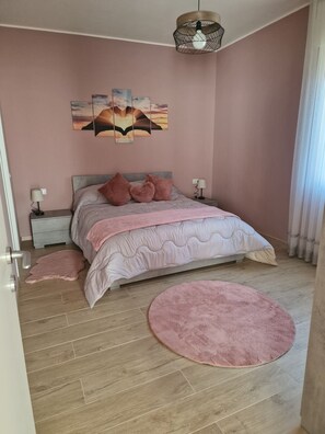 3 chambres, fer et planche à repasser, lit de bébé portatif