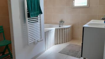 Douche, sĂšche-cheveux, serviettes fournies, papier toilette