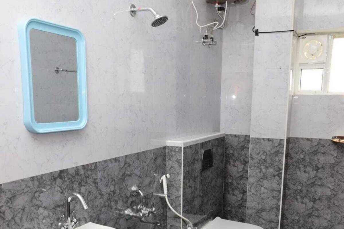 Ein Badezimmer mit Waschbecken, Toilette und Dusche.