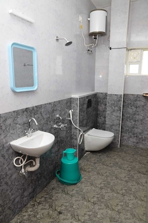 Ensemble douche/baignoire, peignoirs, chaussons, serviettes fournies