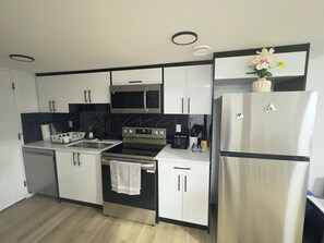 Réfrigérateur, micro-ondes, four, plaque de cuisson