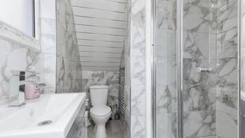 Hus | Badeværelse | Bruser, håndklæder