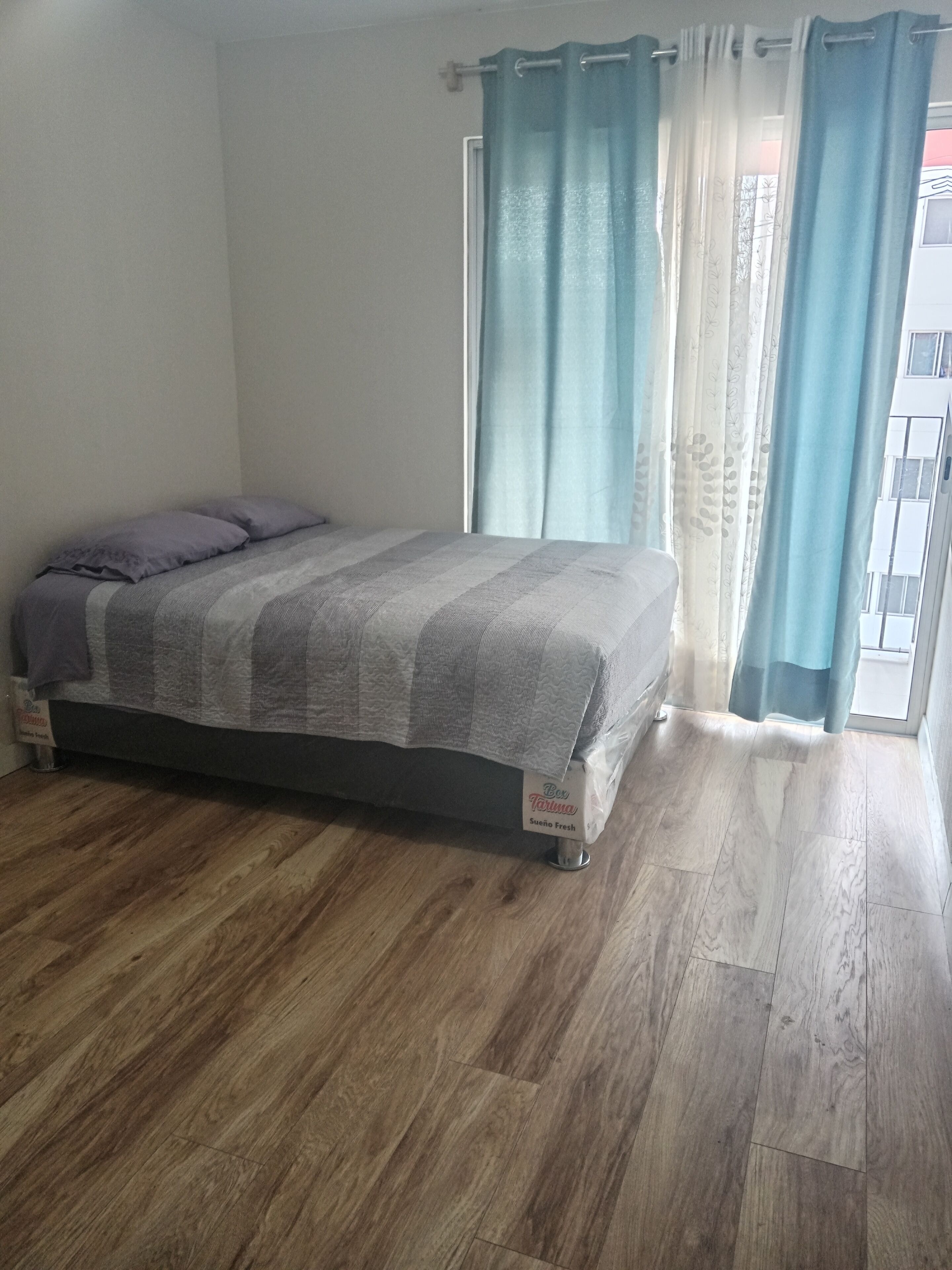 3 dormitorios, tabla de planchar con plancha, wifi y ropa de cama
