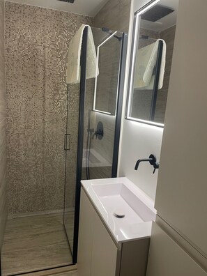 ヘアドライヤー、タオル、トイレットペーパー