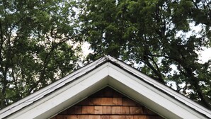 A white building with a green door, number 89, and a porch with string lights. - Charming 2-bedroom cottage 10 min to downtown - King bed - Fireplace (Nashville)