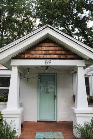 Exterior detail - Charming 2-bedroom cottage 10 min to downtown - King bed - Fireplace (Nashville)