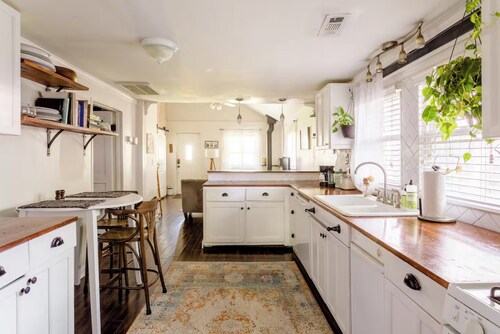 Charming 2-bedroom cottage 10 min to downtown - King bed - Fireplace