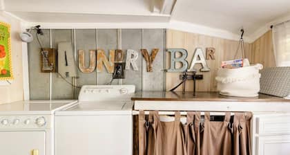 Charming 2-bedroom cottage 10 min to downtown - King bed - Fireplace