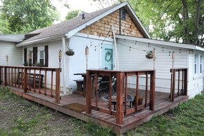 Outdoor dining - Charming 2-bedroom cottage 10 min to downtown - King bed - Fireplace (Nashville)