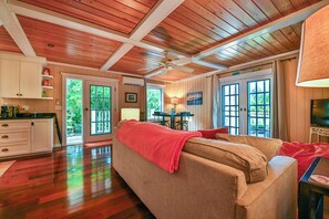 Smart-TV, DVD-spiller, bøker og stereoanlegg