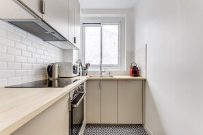 Kylskåp, mikrovågsugn, ugn och diskmaskin