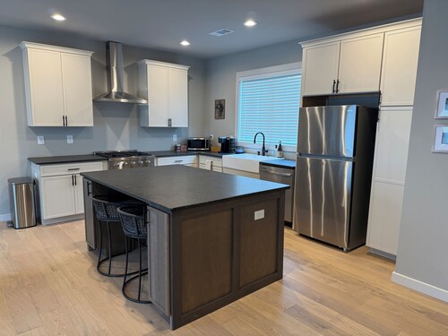 Spacious Modern Loft 2BR 2.5 BA 13 mi to Greenville  & 18 mi to Clemson