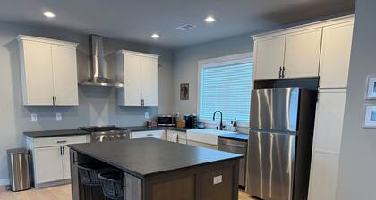Spacious Modern Loft 2BR 2.5 BA 13 mi to Greenville & 18 mi to Clemson