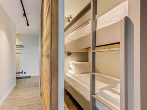 2 habitaciones, tabla de planchar con plancha, cuna de viaje y wifi