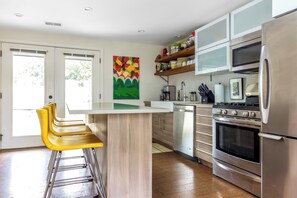 Fridge, microwave, stovetop, dishwasher