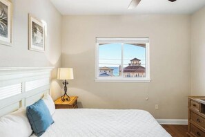 3 bedrooms, WiFi, bed sheets - Beachview Condo C401 w/ Jacuzzi/pool (Destin)