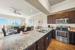 Mikrobølgeovn, ovn, kokeplater og oppvaskmaskin