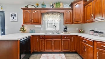 Mikrobølgeovn, ovn, kokeplater og oppvaskmaskin