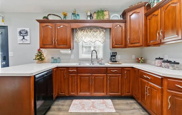 Microwave, oven, stovetop, dishwasher -  Hicks Hideaway (Nancy)